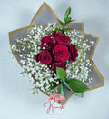 5 rosas con ilusión y ruscus