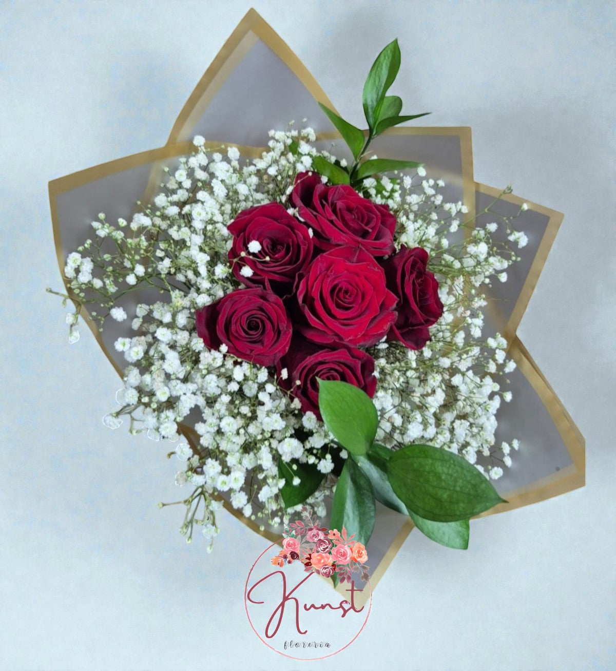 5 rosas con ilusión y ruscus