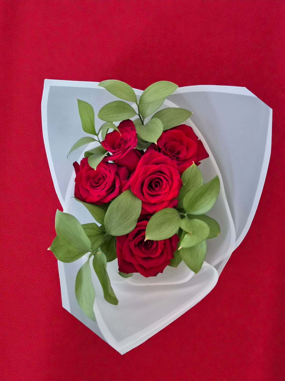 Ramos de 5 rosas rojas y ruscus